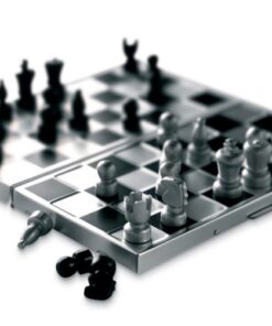 Aluminium chess game with 32 pieces. Size 14,2×7,4×1,7cm